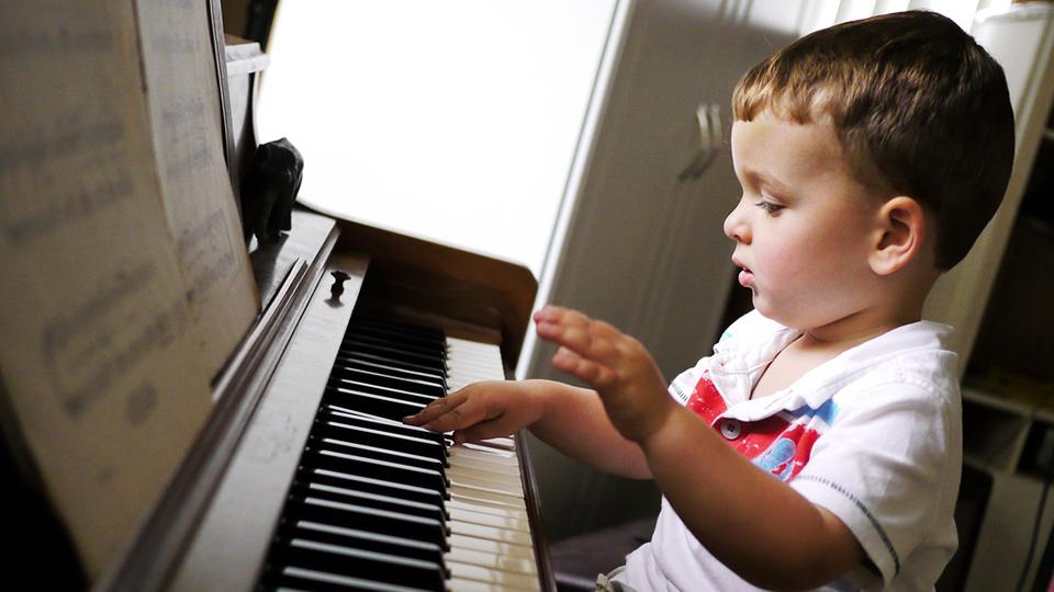Child playing piano Eduardo Merille
