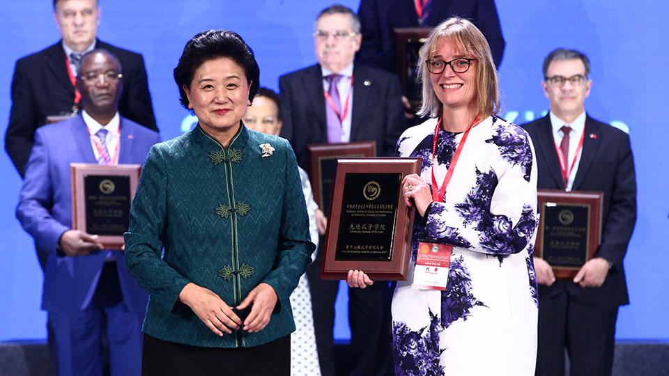 Vice Premier of the People's Republic of China, Yandong Liu standing next to Goldsmiths Registrar and Secretary Helen Watson, who is holding a plaque