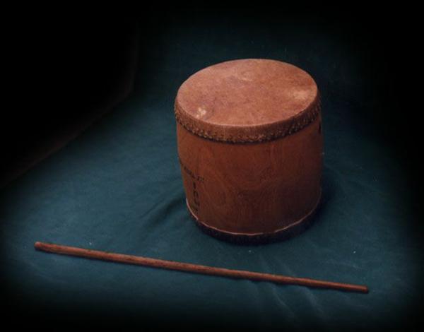 The Trong Chau, a small "praise drum"